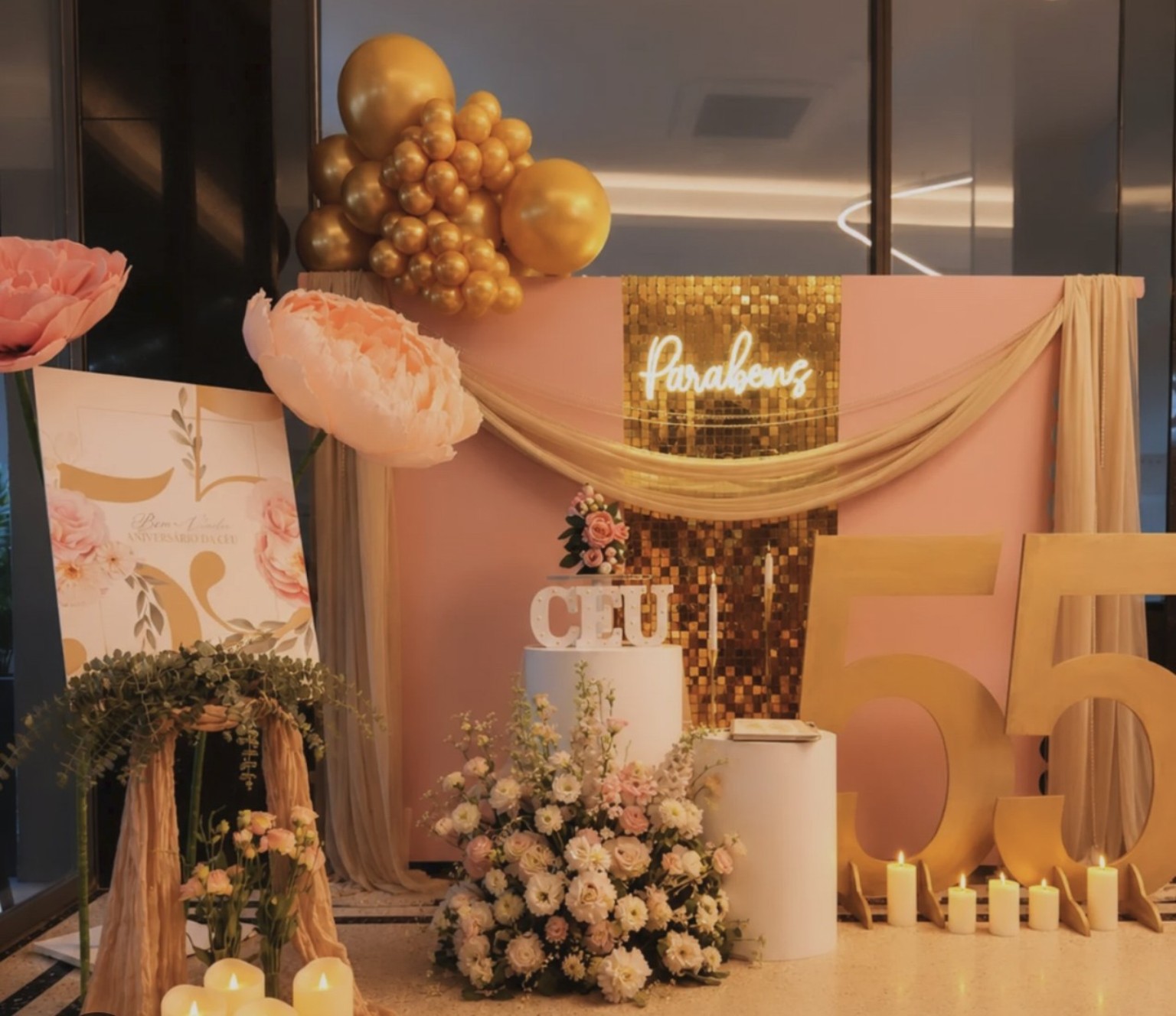 Cenário completo de aniversário em rosa, dourado e flores naturais