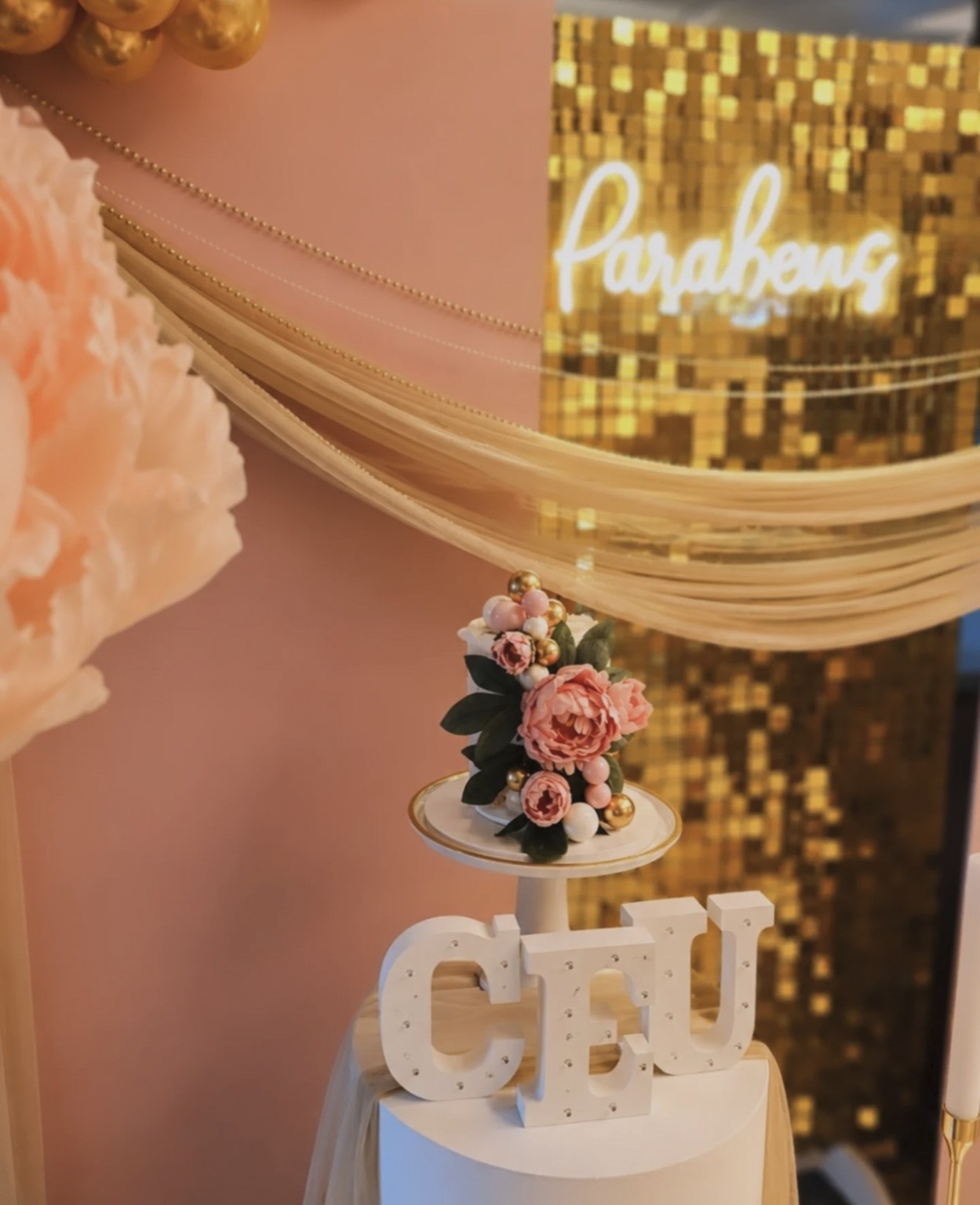 Pormenor personalizado do aniversário com flores e letreiro Parabéns