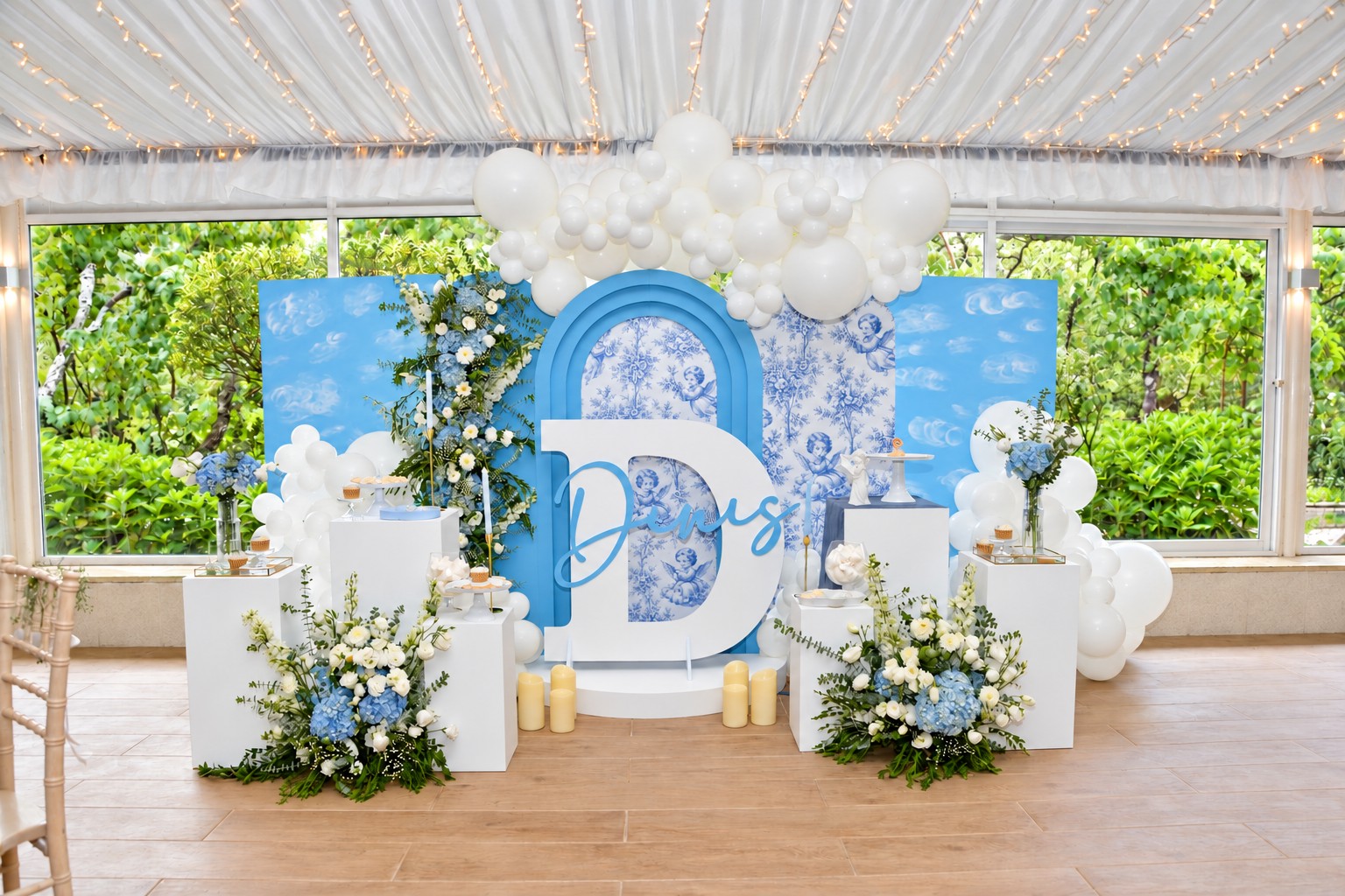 Cenário completo de batizado em azul e branco com flores e balões