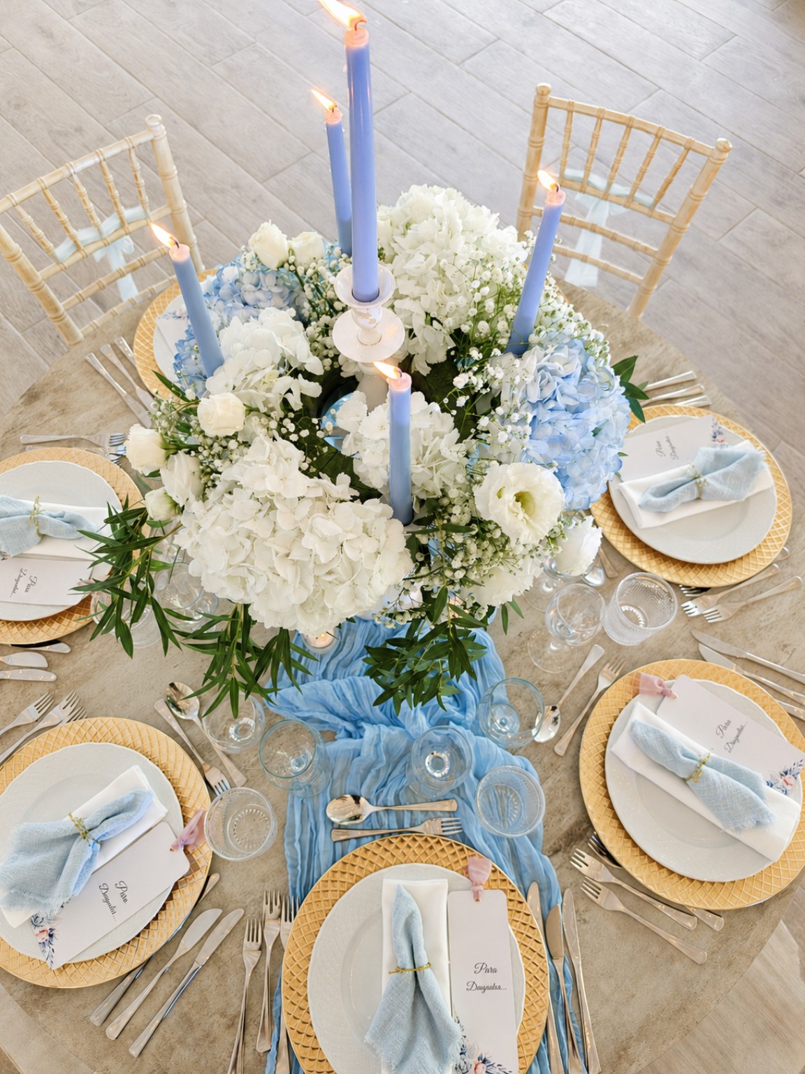 Pormenor de mesa de casamento com flores, velas e estacionário