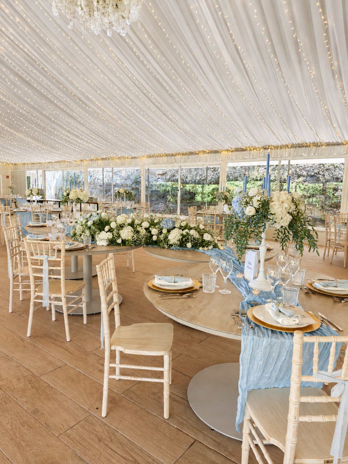 Sala de casamento decorada em branco e azul com flores naturais