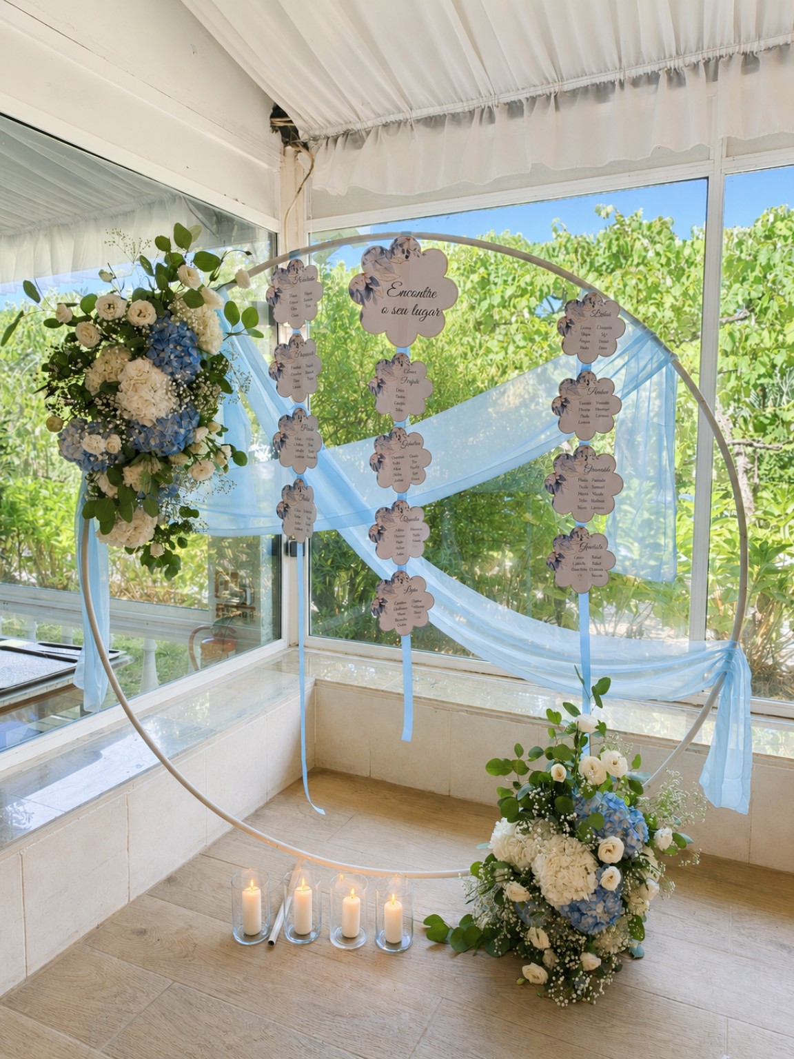 Plano de mesas circular decorado com flores e tecido azul